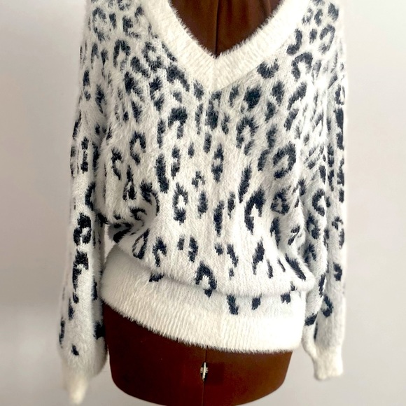 🖤🤍PARKHURST🤍🖤Fuzzy sweater in black and white pattern. Size Medium. New!! - Picture 2 of 9